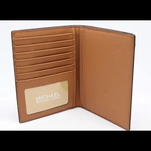 𝅺Michael Kors Jet-Set Logo Passport Case - Picture 2 of 3